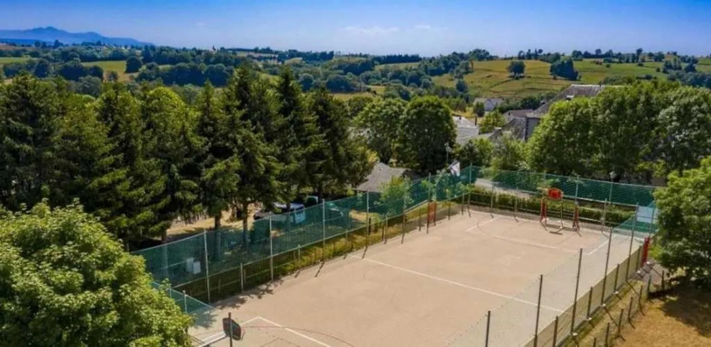 Camping 3 Etoiles - Piscine - Eeiifb Tauves 营地