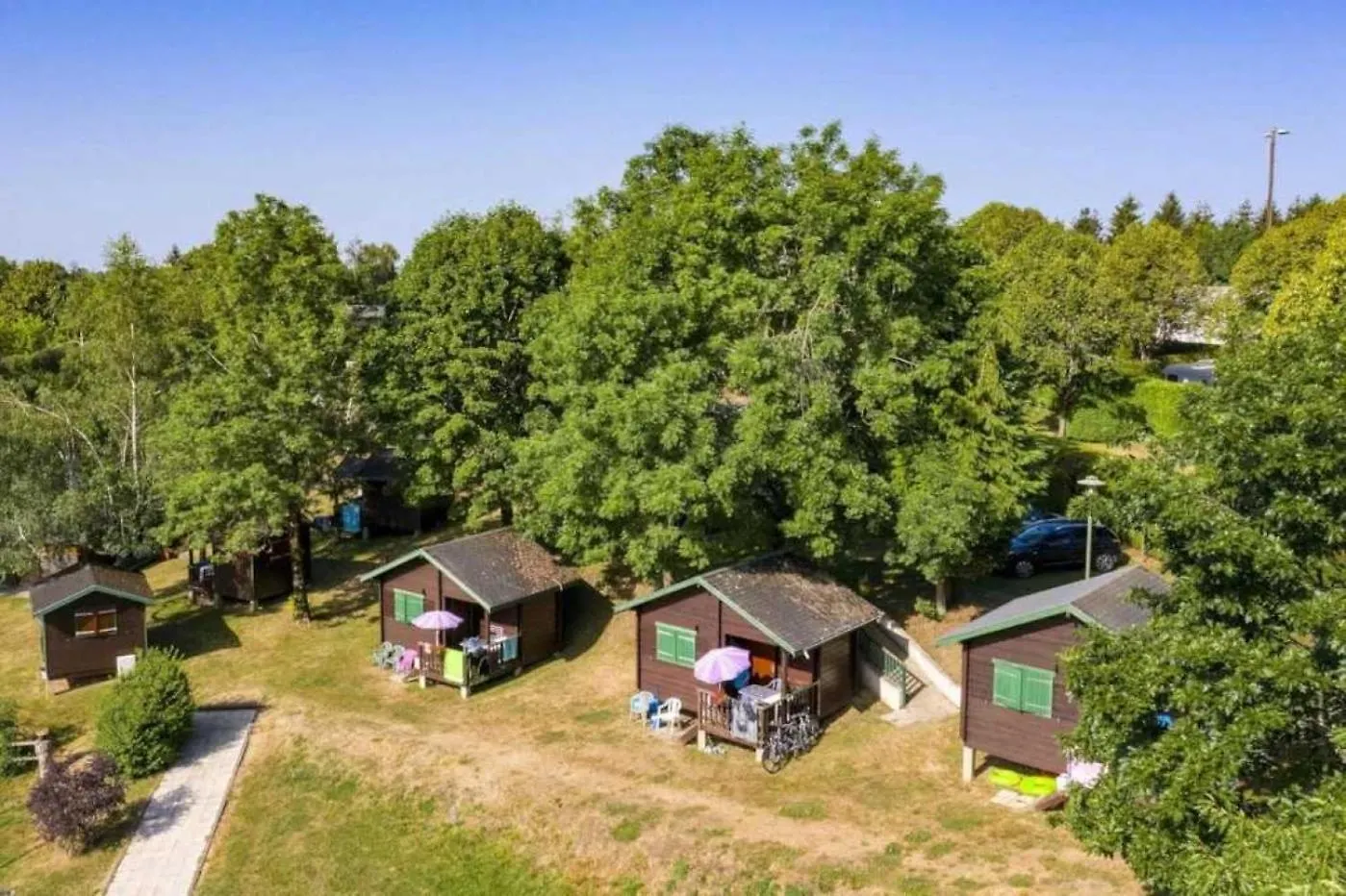 Camping 3 Etoiles - Piscine - Eeiifb Tauves 营地