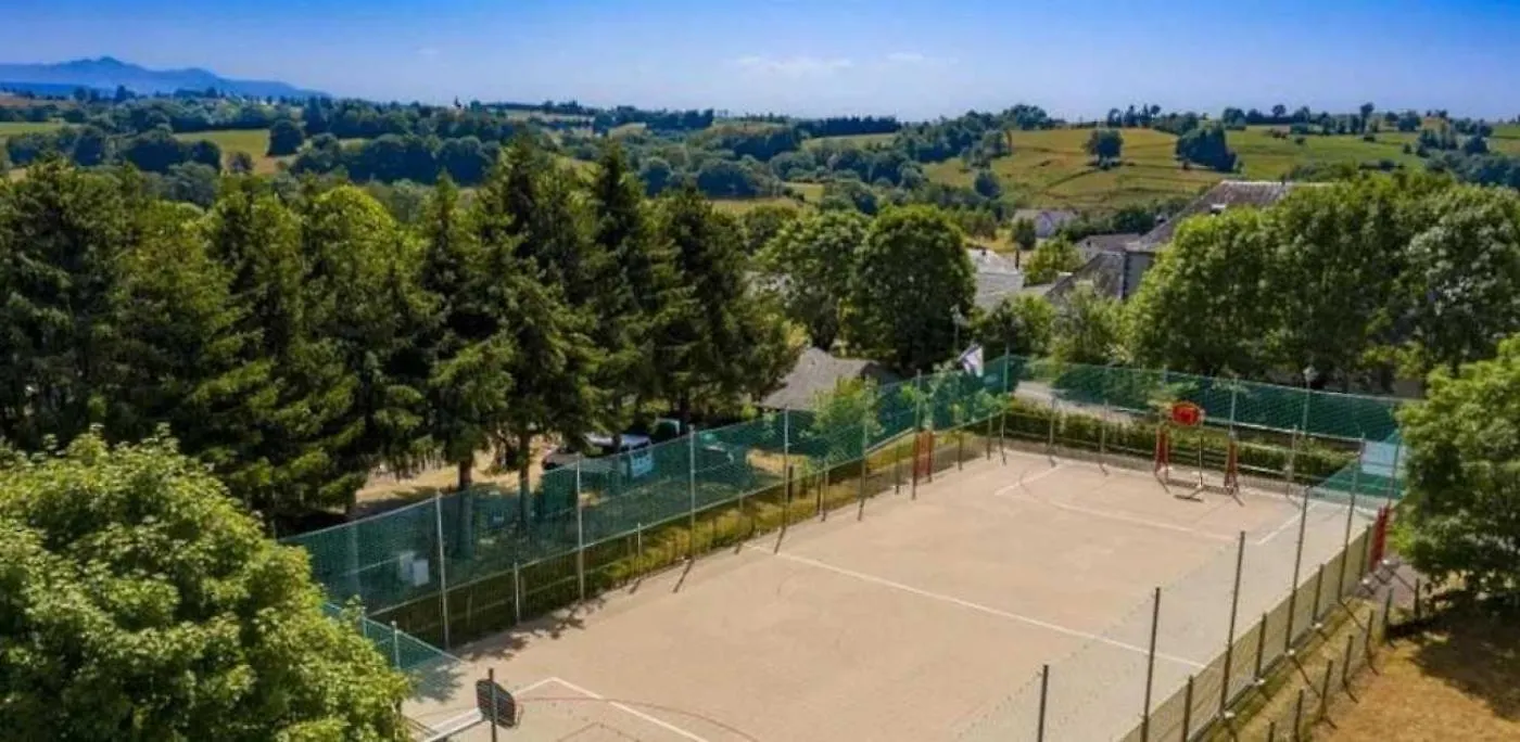 Camping 3 Etoiles - Piscine - Eeiifb Tauves 营地