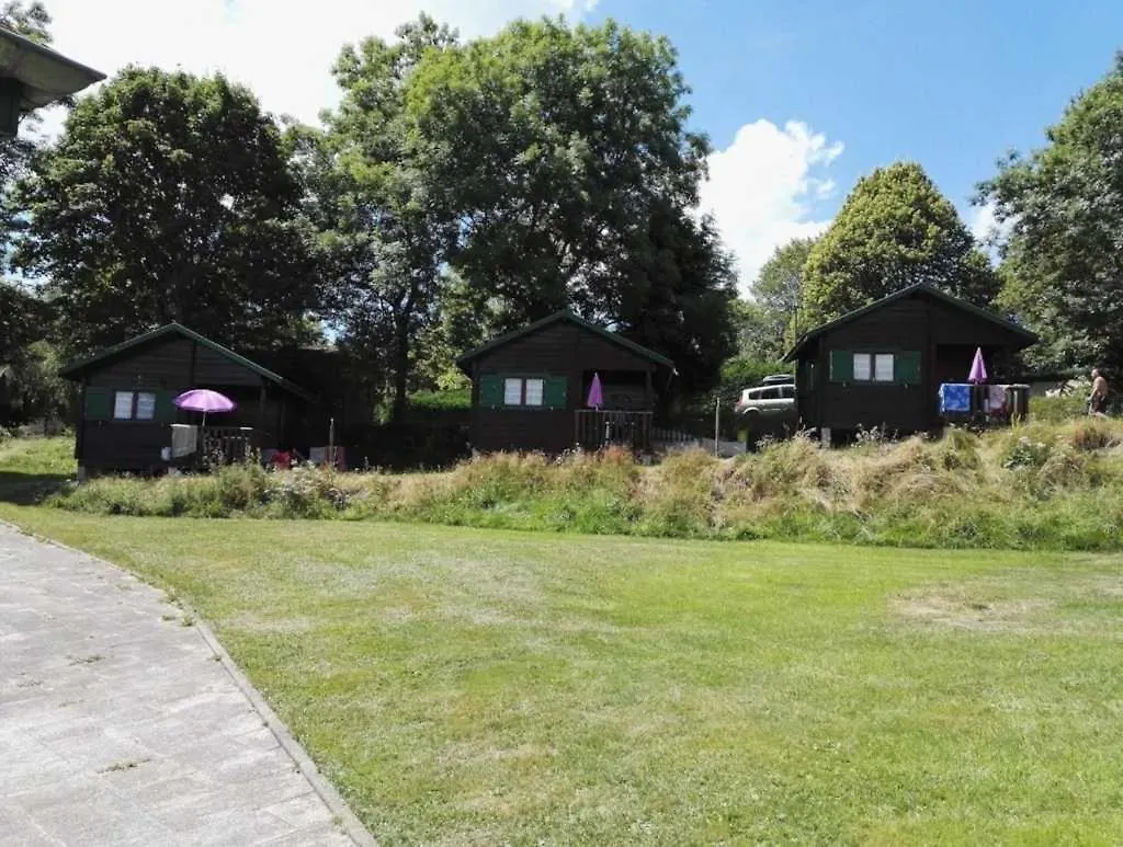 Camping 3 Etoiles - Piscine - Eeiifb Tauves 营地