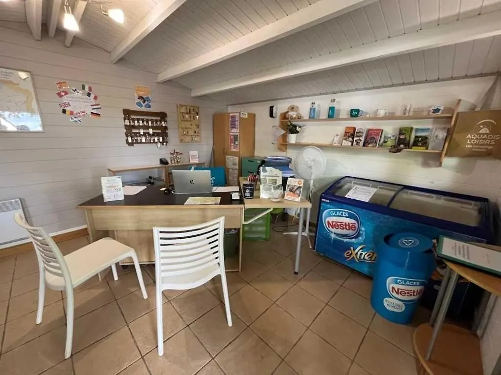 Camping 3 Etoiles - Piscine - Eeiifb Tauves 0*,  France